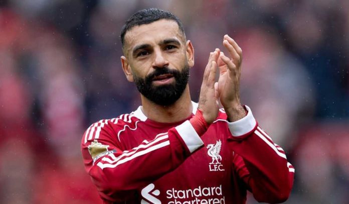 Mohamed Salah bertepuk tangan ke fans usai laga Liverpool vs Everton