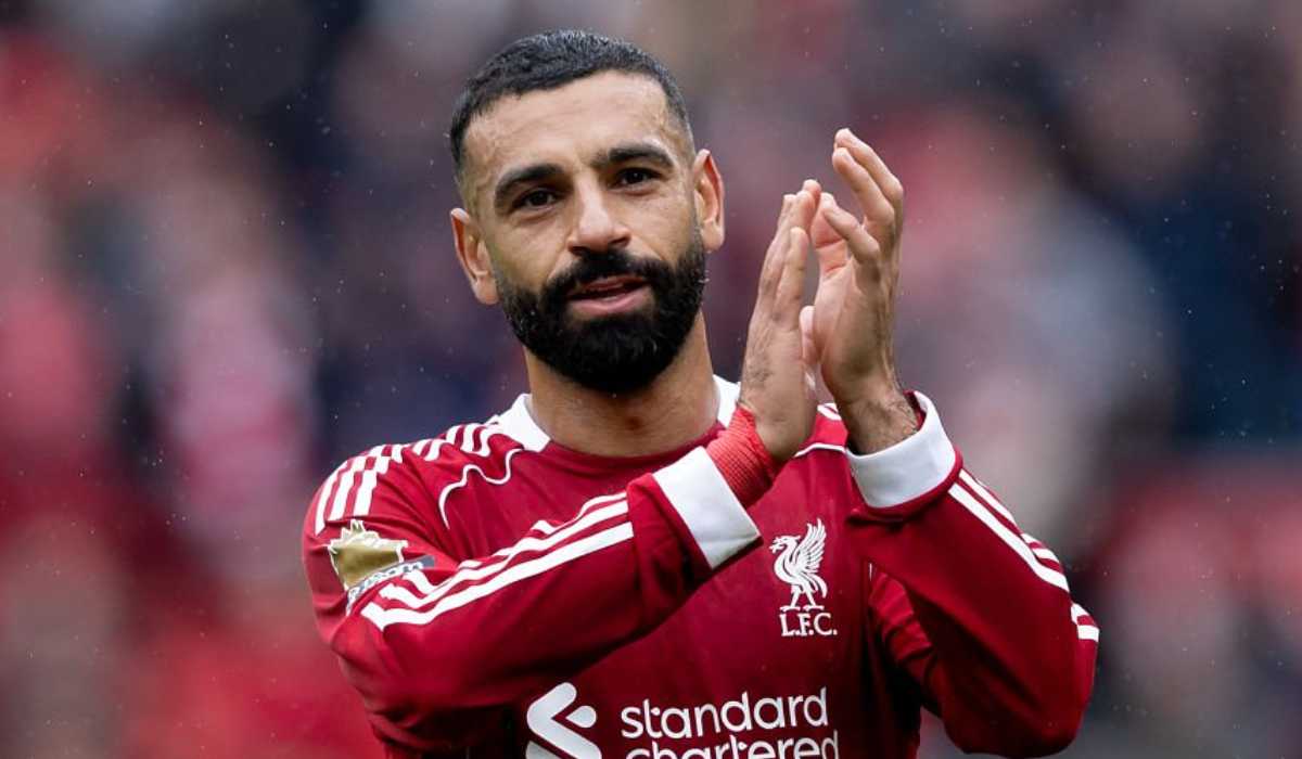 Mohamed Salah bertepuk tangan ke fans usai laga Liverpool vs Everton