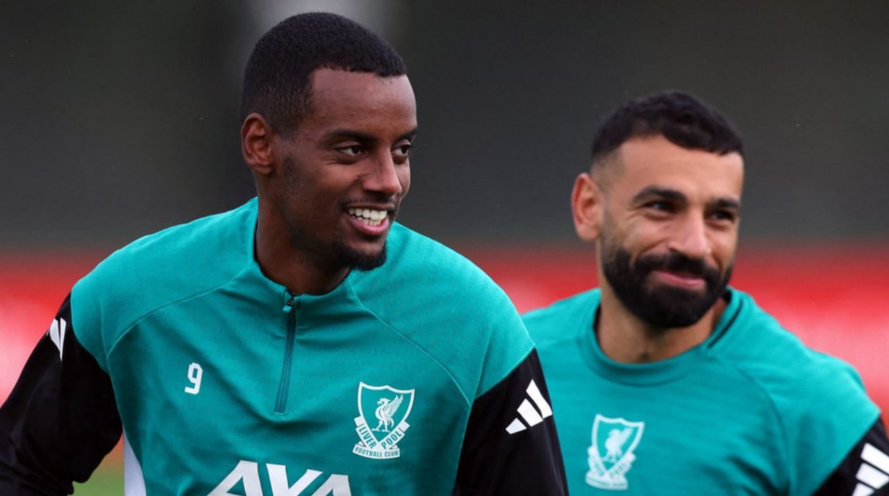 Mohamed Salah dan Alexander Isak pemain Liverpool