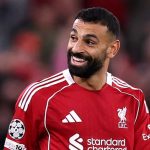 Mohamed Salah tersenyum selama laga Liverpool vs Atletico Madrid