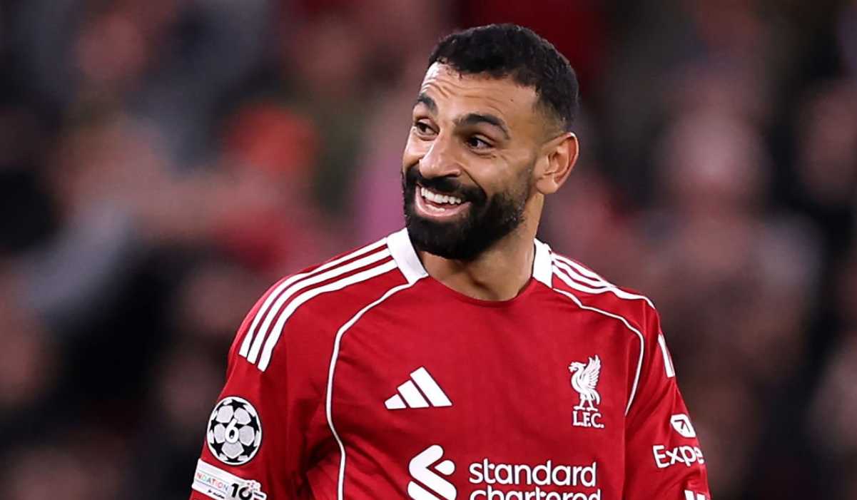 Mohamed Salah tersenyum selama laga Liverpool vs Atletico Madrid