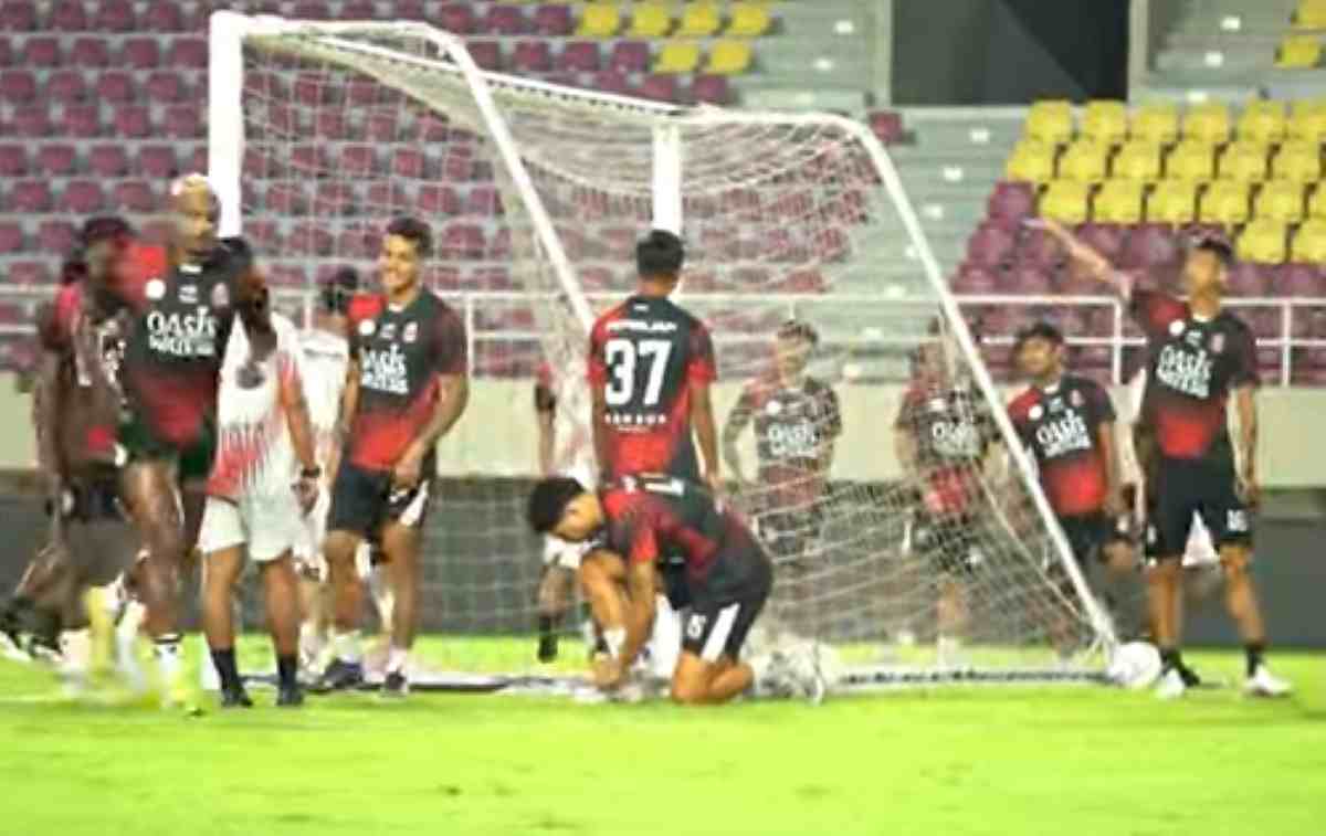 Para Pemain Persijap Jepara dalam Sesi Latihan di Stadion Manahan Solo Para Pemain Persijap Jepara dalam Sesi Latihan di Stadion Manahan Solo