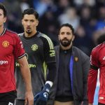Para pemain Manchester United keluar lapangan usai kekalahan derbi Manchester