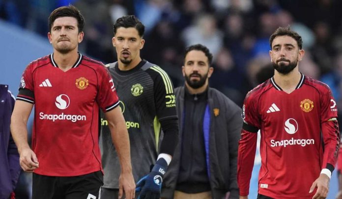 Para pemain Manchester United keluar lapangan usai kekalahan derbi Manchester