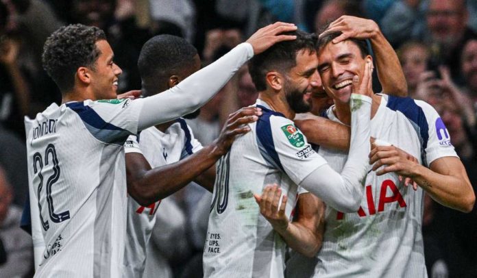 Para pemain Tottenham merayakan gol Joao Palhinha