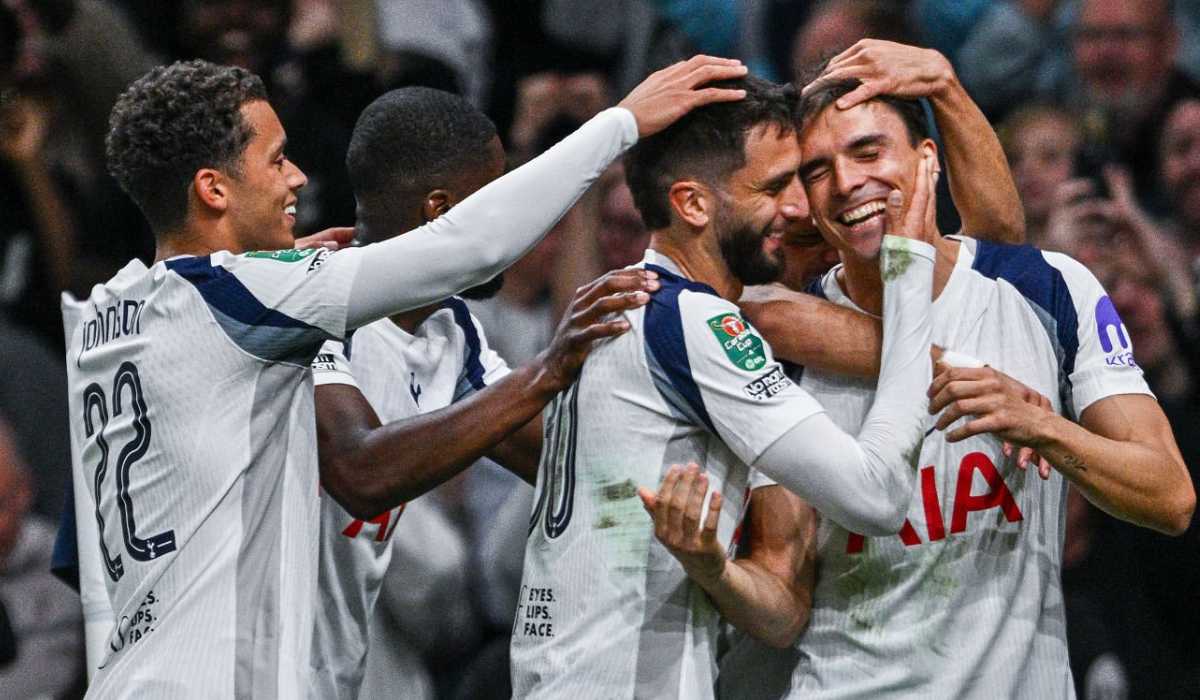 Para pemain Tottenham merayakan gol Joao Palhinha