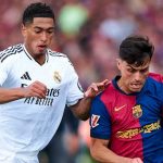 Pedri membawa bola dengan gangguan Jude Bellingham
