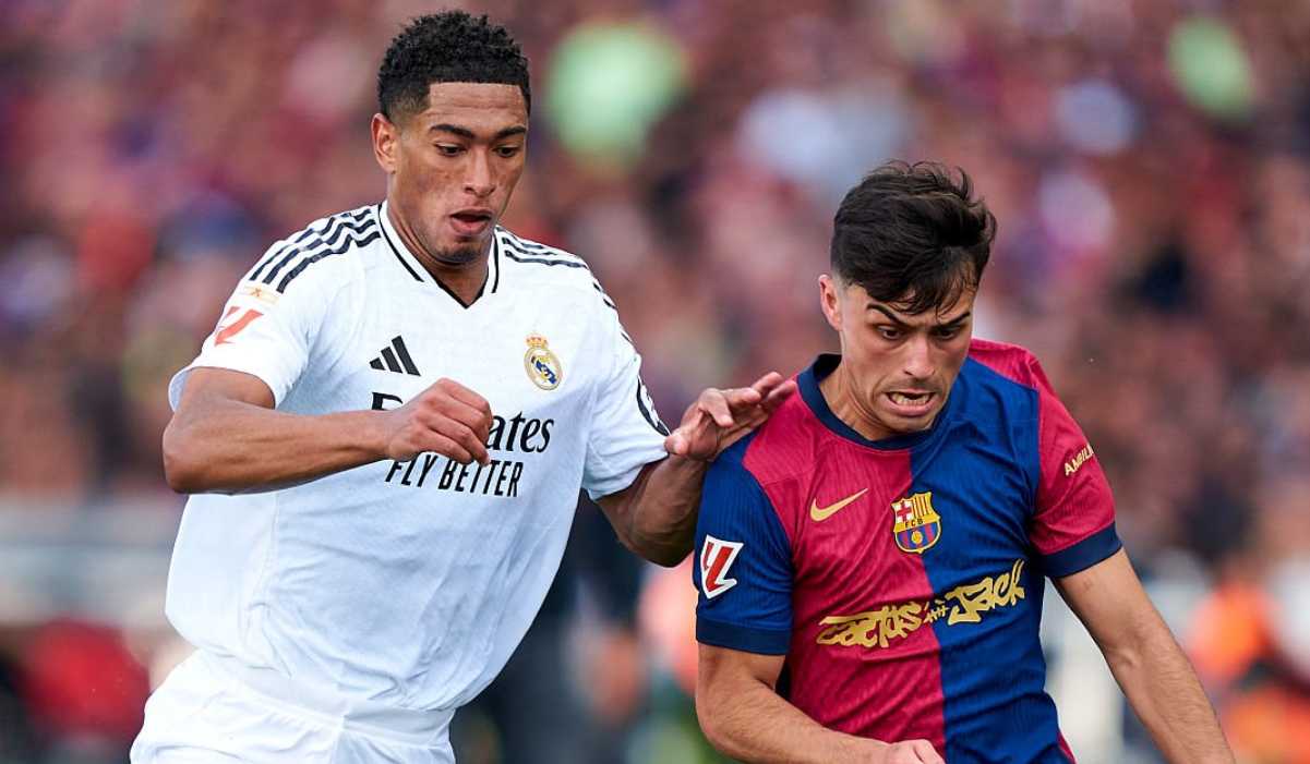 Pedri membawa bola dengan gangguan Jude Bellingham