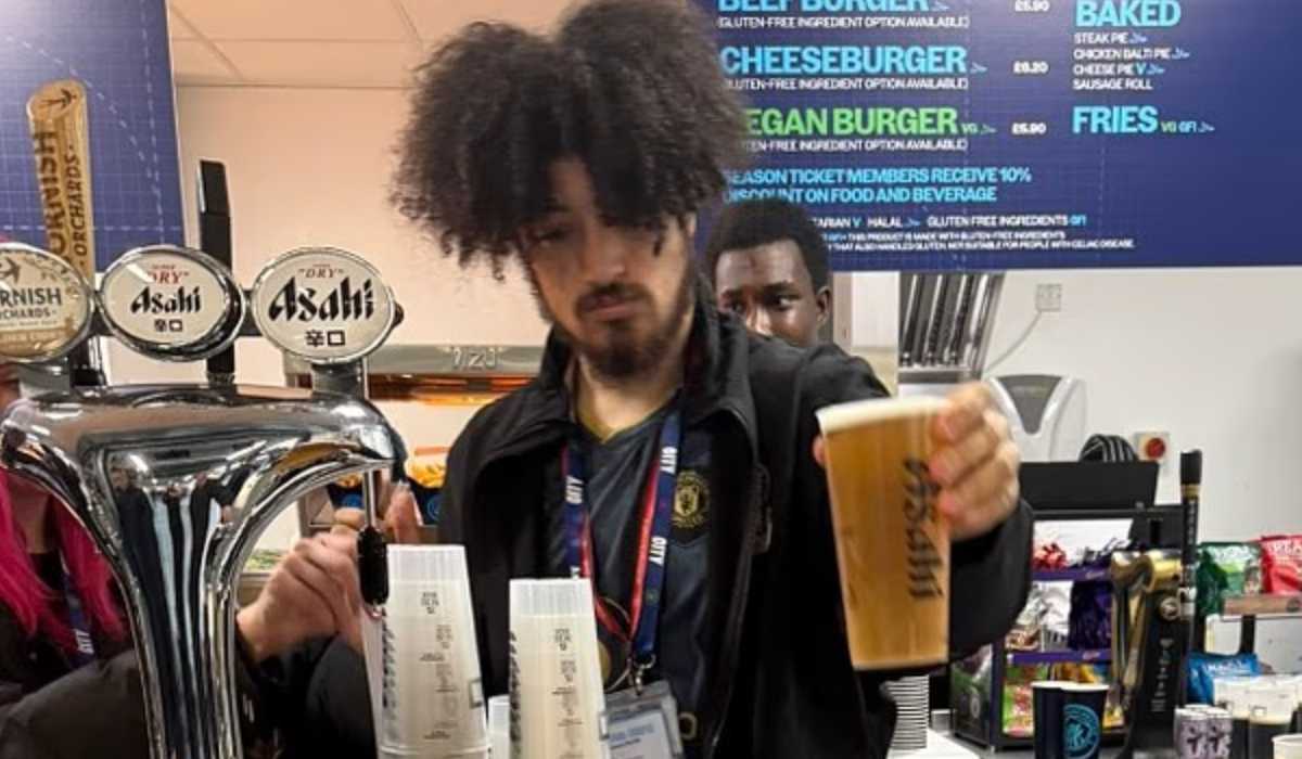 Pekerja bar Manchester City kepergok kenakan jersey Manchester United Pekerja bar Manchester City kepergok kenakan jersey Manchester United