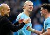 Pep Guardiola merayakan kemenangan Manchester City atas Manchester United