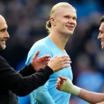 Pep Guardiola merayakan kemenangan Manchester City atas Manchester United