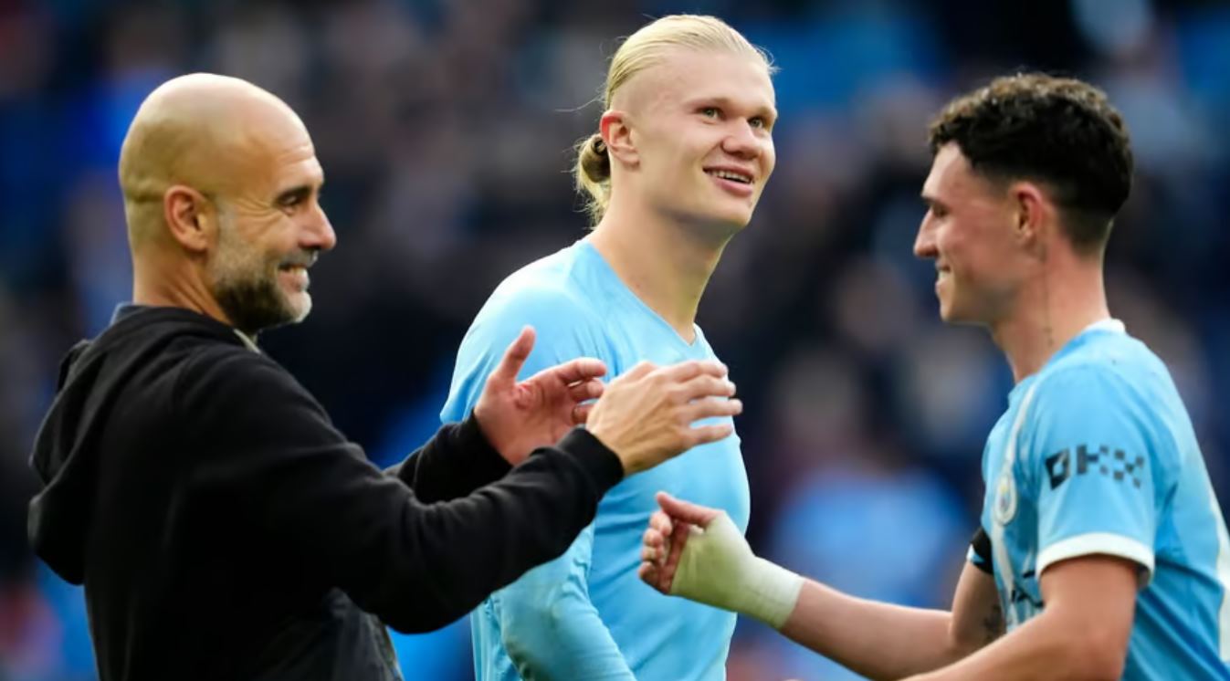 Pep Guardiola merayakan kemenangan Manchester City atas Manchester United