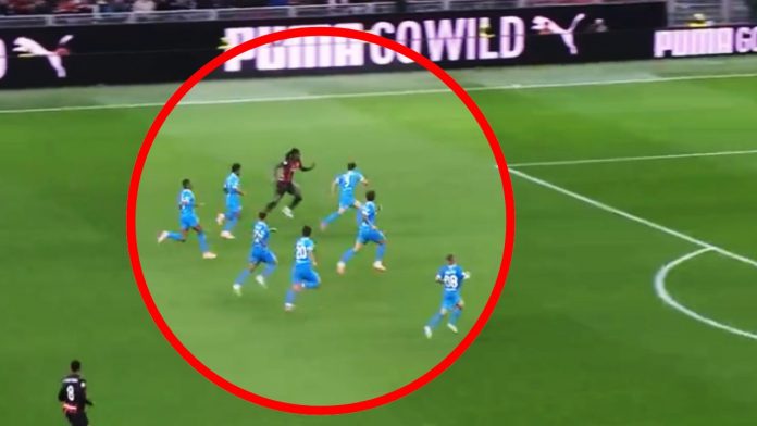 Rafael Leao pemain AC Milan saat dikejar oleh 7 pemain Napoli