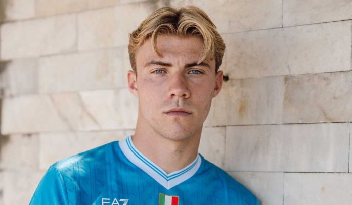 Rasmus Hojlund diperkenalkan sebagai pemain baru Napoli Rasmus Hojlund diperkenalkan sebagai pemain baru Napoli