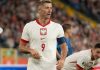 Robert Lewandowski membela timnas Polandia di kualifikasi Piala Dunia