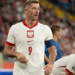 Robert Lewandowski membela timnas Polandia di kualifikasi Piala Dunia