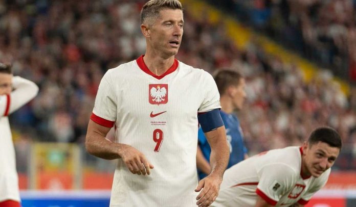 Robert Lewandowski membela timnas Polandia di kualifikasi Piala Dunia Robert Lewandowski membela timnas Polandia di kualifikasi Piala Dunia