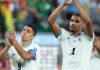 Ronald Araujo dan Luis Suarez menyapa fans usai laga Bolivia vs Uruguay