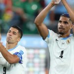 Ronald Araujo dan Luis Suarez menyapa fans usai laga Bolivia vs Uruguay