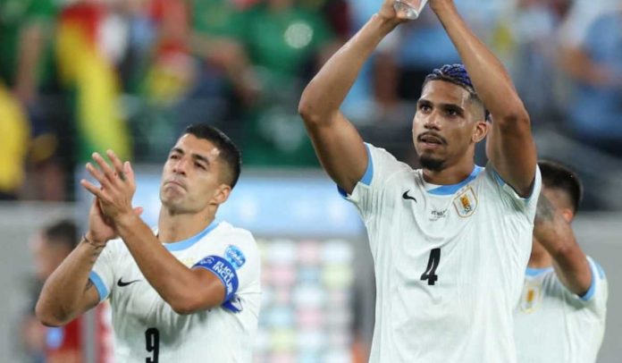 Ronald Araujo dan Luis Suarez menyapa fans usai laga Bolivia vs Uruguay