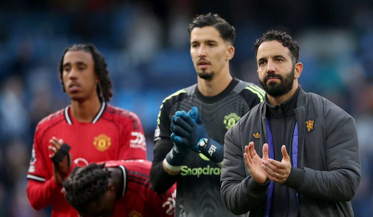 Ruben Amorim bertepuk tangan ke fans usai derbi Manchester Ruben Amorim bertepuk tangan ke fans usai derbi Manchester