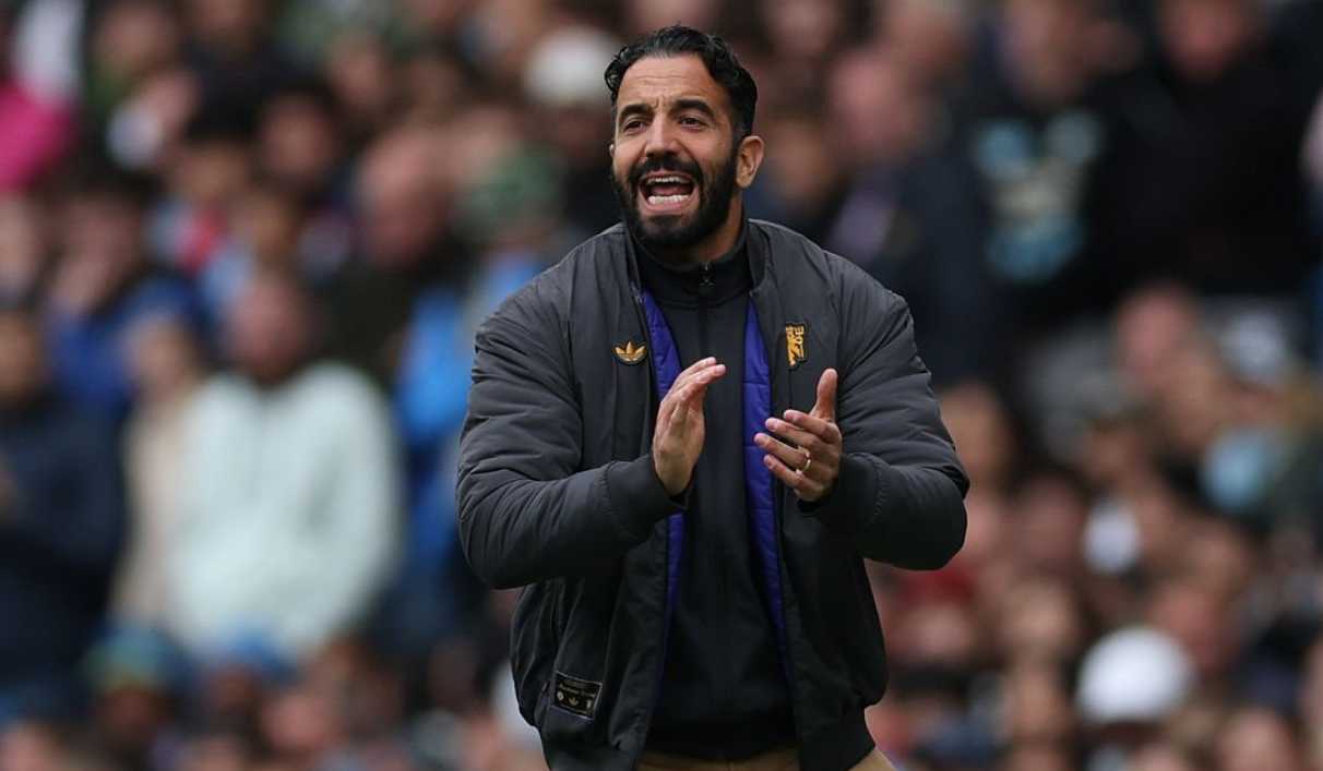 Ruben Amorim berteriak ke para pemain Manchester United di lapangan