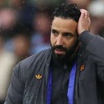 Ruben Amorim memegang kepala selama laga Manchester City vs Manchester United