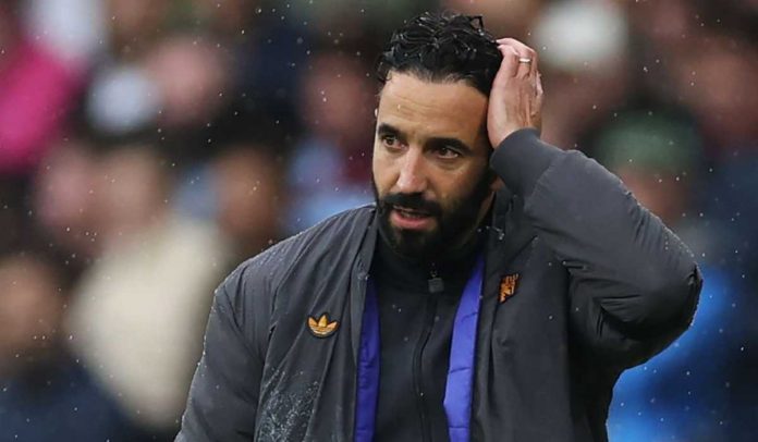 Ruben Amorim memegang kepala selama laga Manchester City vs Manchester United