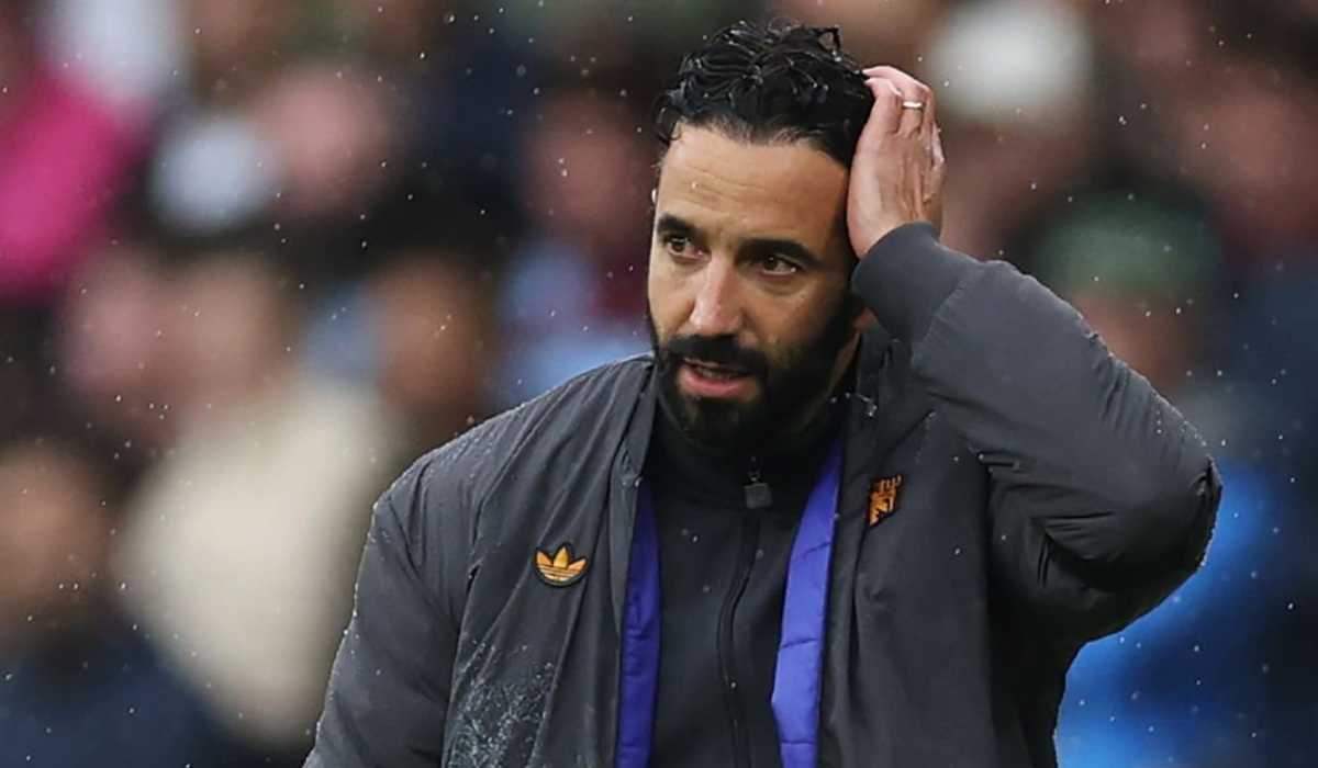 Ruben Amorim memegang kepala selama laga Manchester City vs Manchester United