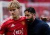 Ruben Amorim memeluk Rasmus Hojlund di Manchester United
