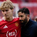 Ruben Amorim memeluk Rasmus Hojlund di Manchester United