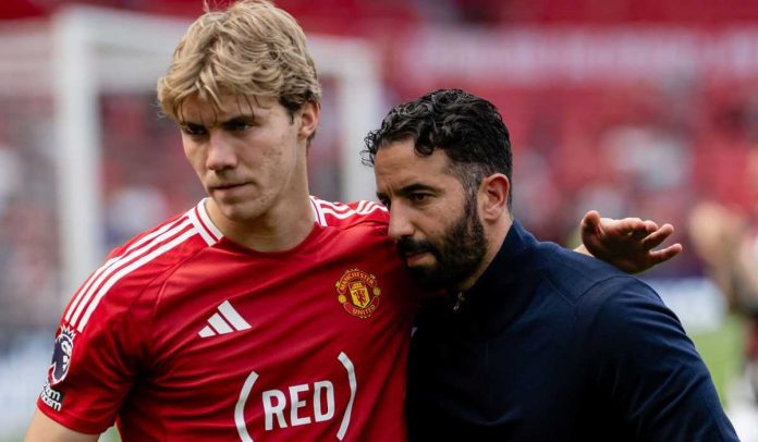 Ruben Amorim memeluk Rasmus Hojlund di Manchester United