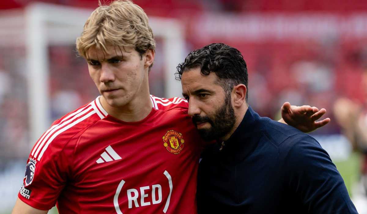 Ruben Amorim memeluk Rasmus Hojlund di Manchester United