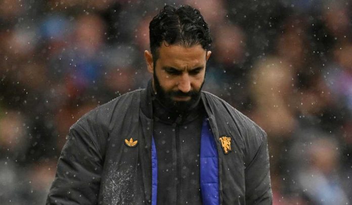 Ruben Amorim tertunduk usai kekalahan Manchester United dari Manchester City Ruben Amorim tertunduk usai kekalahan Manchester United dari Manchester City