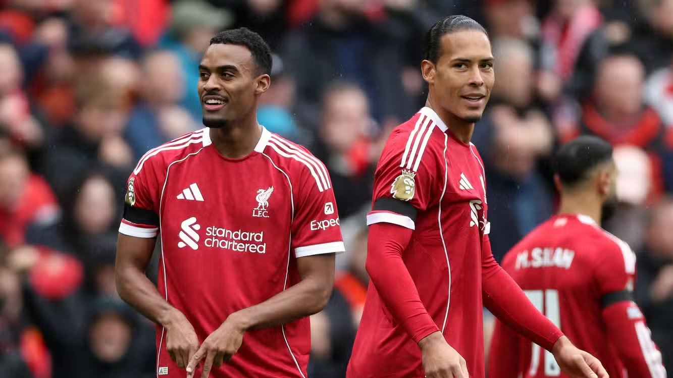 Ryan Gravenberch dan Virgil van Dijk pemain Liverpool