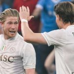 Scott McTominay dan Kevin de Bruyne merayakan gol Napoli