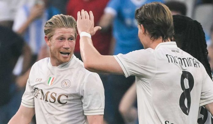 Scott McTominay dan Kevin de Bruyne merayakan gol Napoli