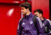 Senne Lammens berjalan melewati lorong menuju pertandingan Manchester United