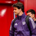 Senne Lammens berjalan melewati lorong menuju pertandingan Manchester United