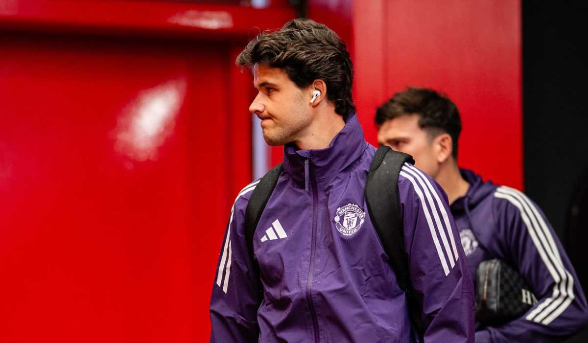 Senne Lammens berjalan melewati lorong menuju pertandingan Manchester United Senne Lammens berjalan melewati lorong menuju pertandingan Manchester United