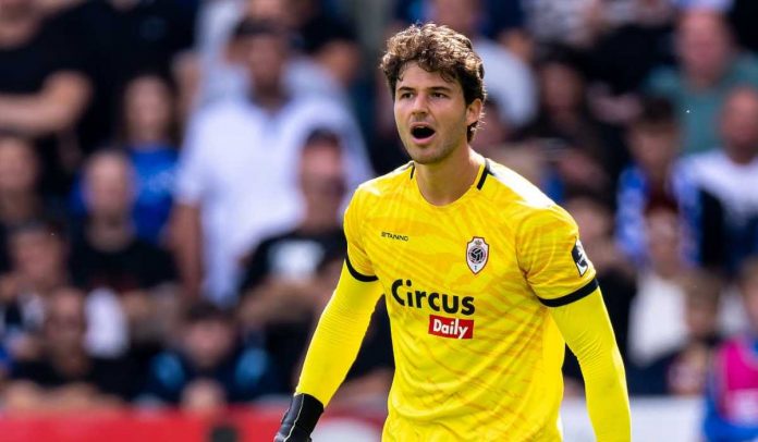 Senne Lammens sepakati kepindahan ke Manchester United Senne Lammens sepakati kepindahan ke Manchester United
