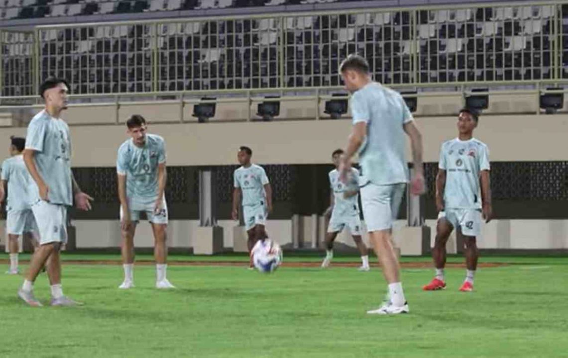 Sesi Latihan Madura United Jelang Laga di Kandang PSBS Biak