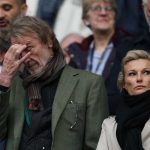 Sir Jim Ratclifee tertunduk selama laga Manchester City vs Manchester United