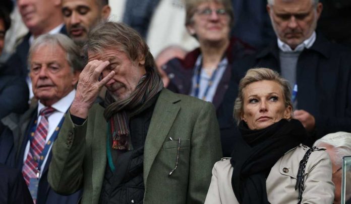 Sir Jim Ratclifee tertunduk selama laga Manchester City vs Manchester United Sir Jim Ratclifee tertunduk selama laga Manchester City vs Manchester United