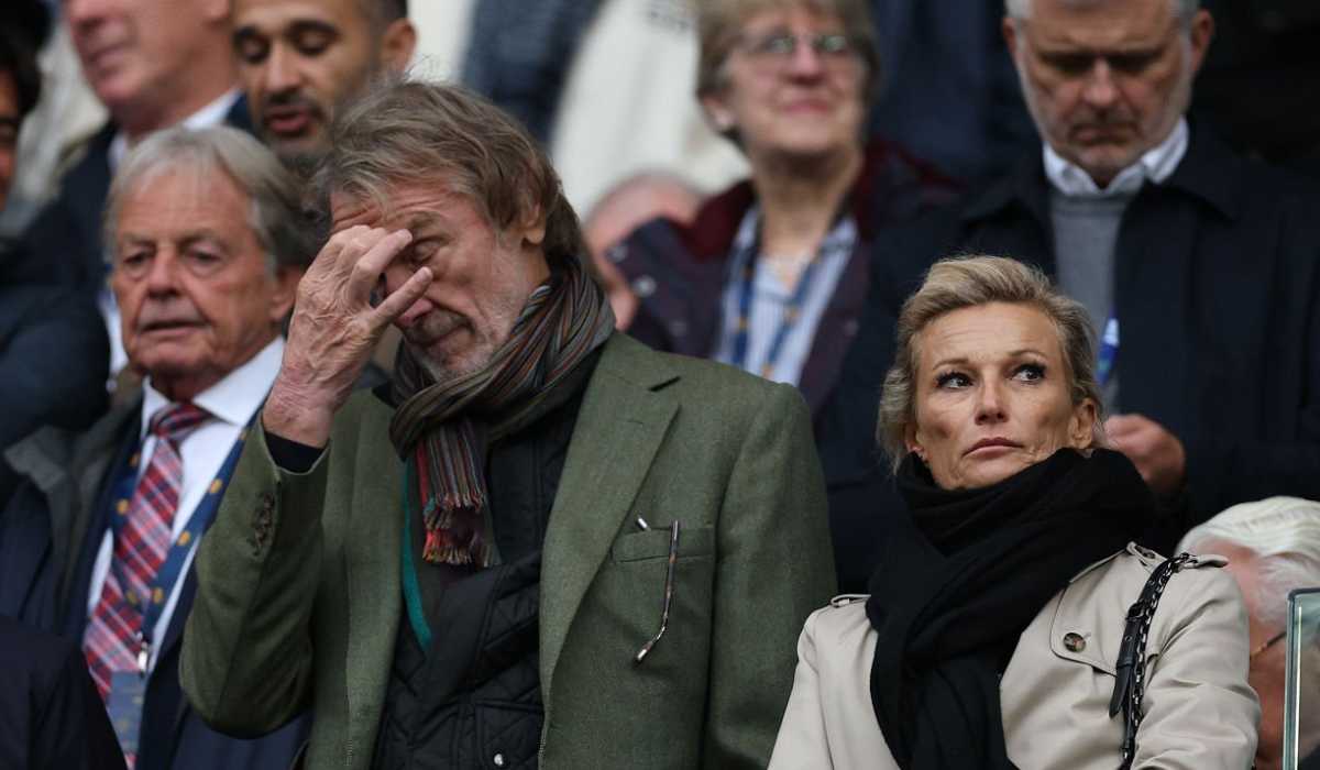 Sir Jim Ratclifee tertunduk selama laga Manchester City vs Manchester United