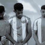 Skuad Dewa United Mengheningkan Cipta Dulu Sebelum Latihan di Stadion Kanjuruhan