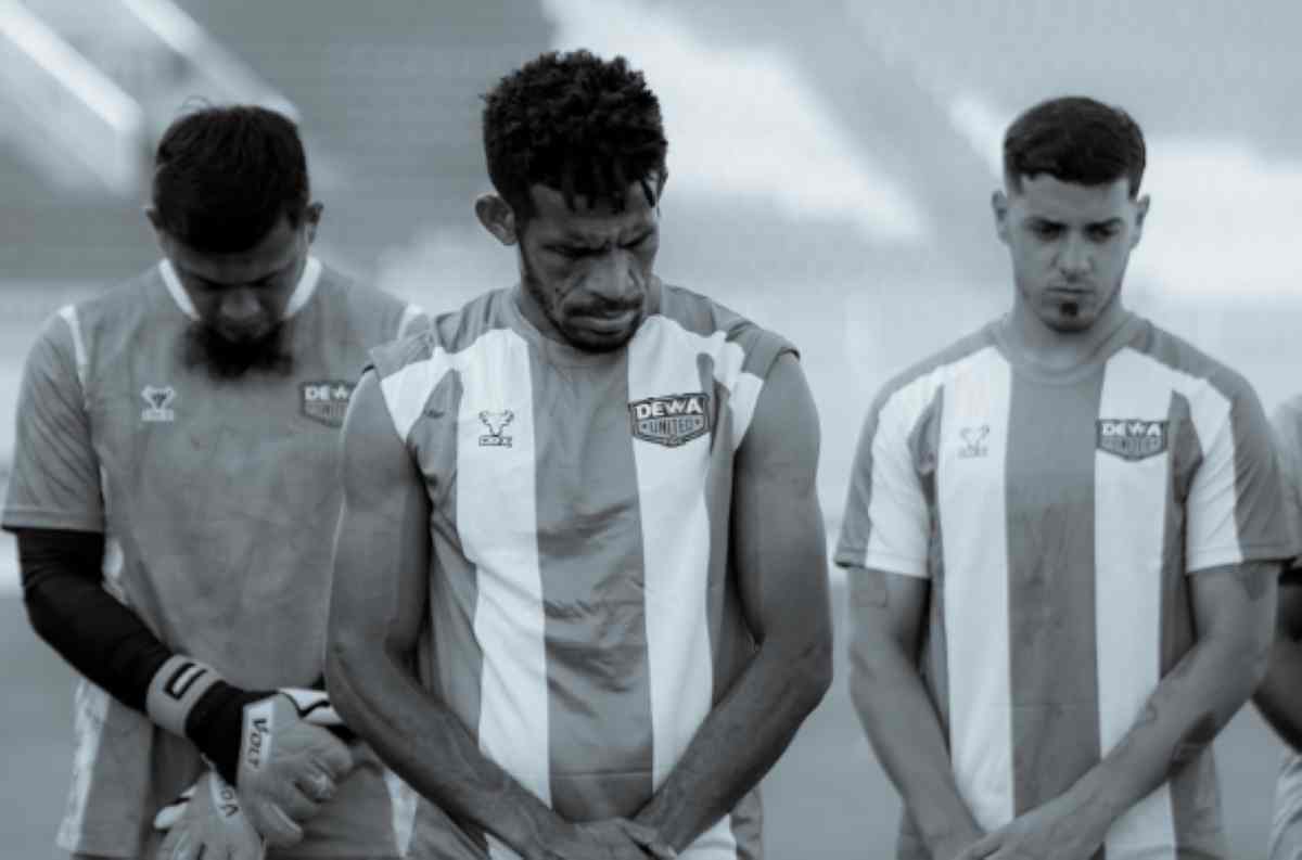 Skuad Dewa United Mengheningkan Cipta Dulu Sebelum Latihan di Stadion Kanjuruhan Skuad Dewa United Mengheningkan Cipta Dulu Sebelum Latihan di Stadion Kanjuruhan