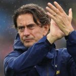 Thomas Frank bertepuk tangan ke fans usai laga Brighton vs Tottenham
