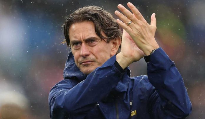 Thomas Frank bertepuk tangan ke fans usai laga Brighton vs Tottenham