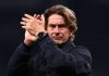 Thomas Frank bertepuk tangan ke fans usai laga Tottenham vs Wolves